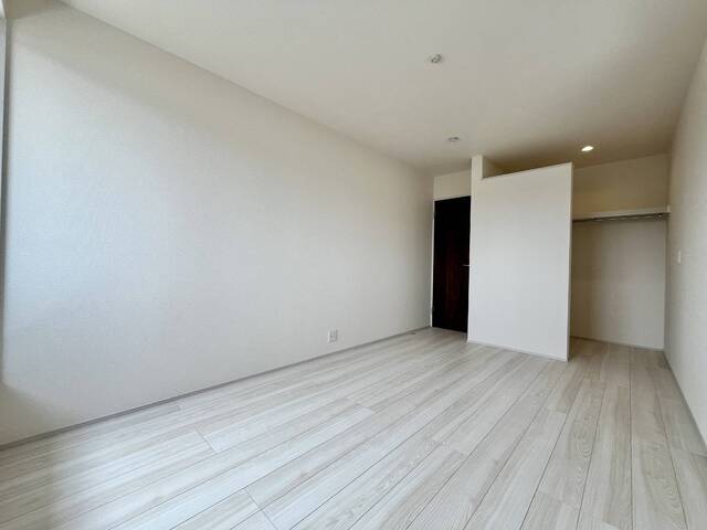 ～洋室～
白いクロスが明るさを演出してくれる洋室。この部屋にはウォークインクローゼットがあるので収納力もUP！