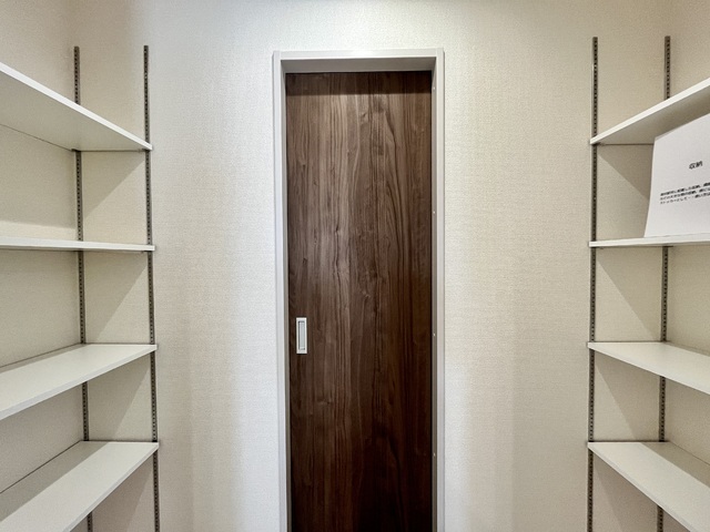 ～パントリー～
米・乾物・缶詰・調味料・水や酒類など常温食品の保管庫として便利！災害時の非常食の置き場所としても◎！