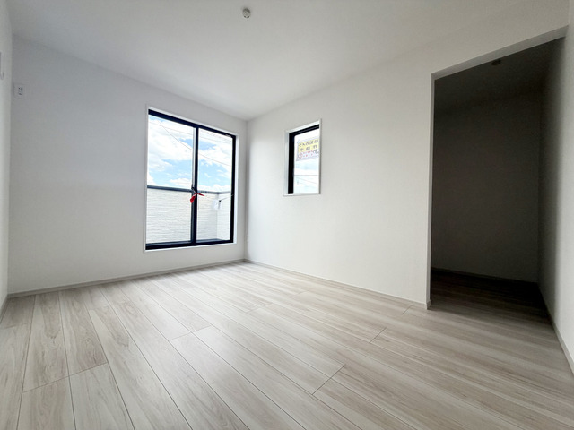～洋室～室内にいても、たっぷりの陽光と爽やかな風を感じられるお部屋です！ご家族と穏やかに過ごす、心地の良い時間が流れます♪