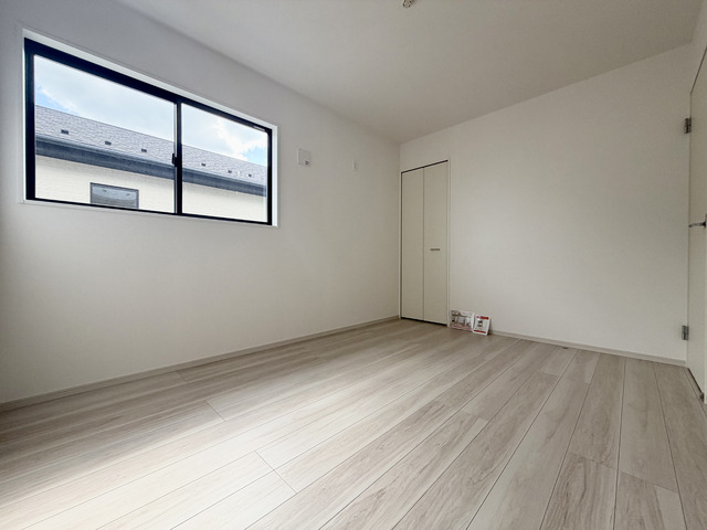 ～洋室～足元から木の温もりが優しく伝わってくるフローリングのお部屋です♪素足で歩いても心地よく、リラックスした時間を過ごせそうですね！