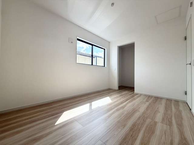 ～洋室～室内にいても、たっぷりの陽光と爽やかな風を感じられるお部屋です！ご家族と穏やかに過ごす、心地の良い時間が流れます♪
