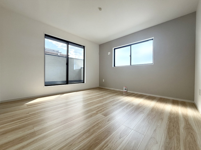 ～洋室～足元から木の温もりが優しく伝わってくるフローリングのお部屋です♪素足で歩いても心地よく、リラックスした時間を過ごせそうですね！