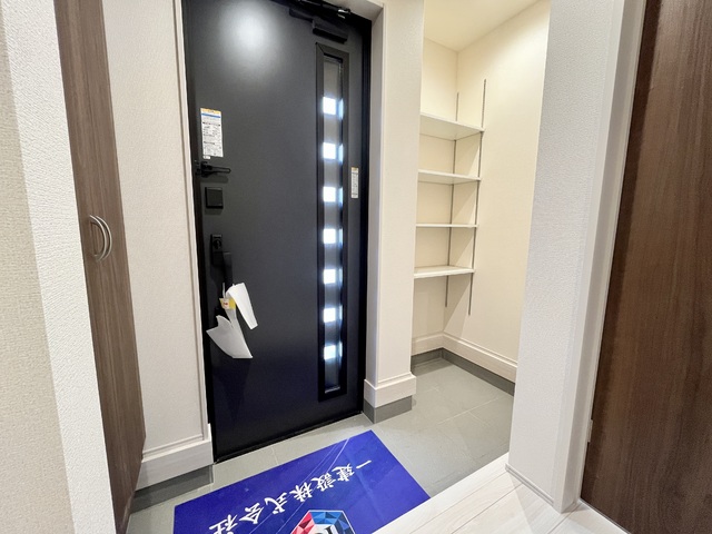 ～玄関～
収納力のあるシューズクロークがあれば靴だけでなく、傘やベビーカーなども収納でき玄関周りがスッキリ！