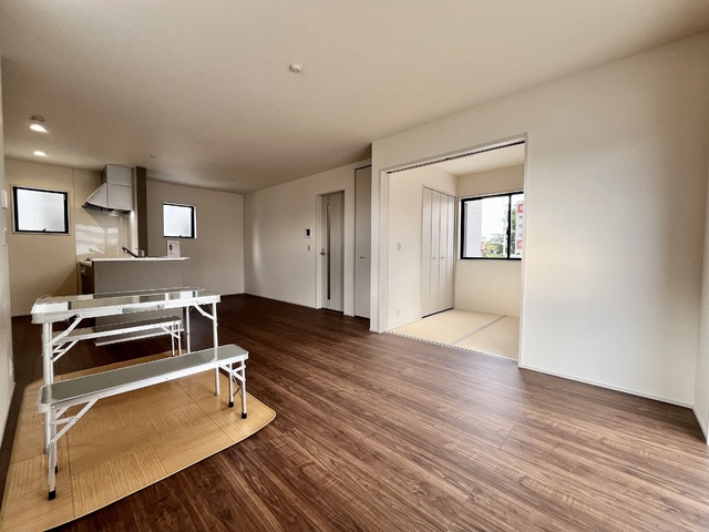 ～リビング～
みんなが集まるリビングは南向きで明るい空間。対面式キッチンで会話を楽しみながら家事ができる設計です。