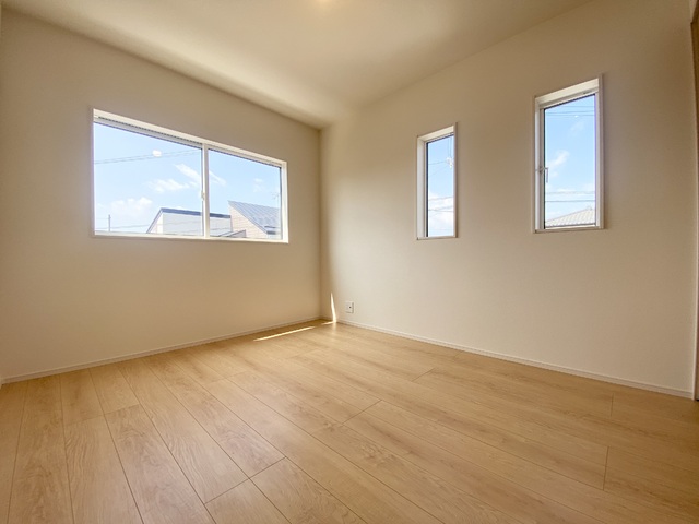 ～洋室～室内にいても、たっぷりの陽光と爽やかな風を感じられるお部屋です！ご家族と穏やかに過ごす、心地の良い時間が流れます♪