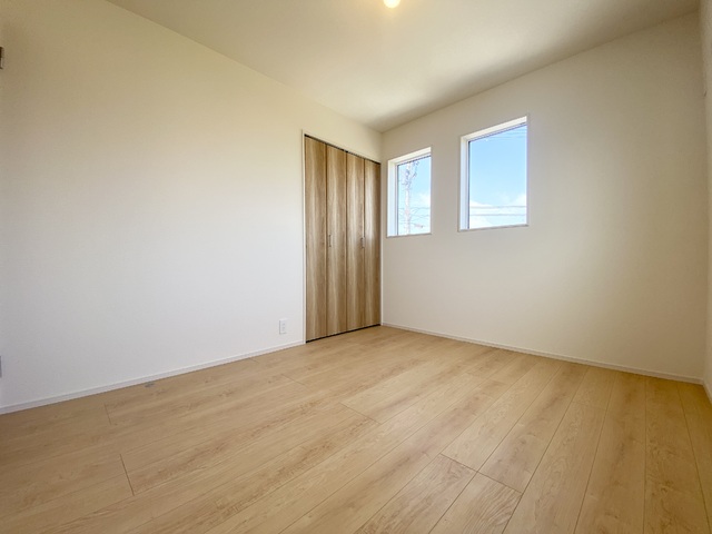 ～洋室～足元から木の温もりが優しく伝わってくるフローリングのお部屋です♪素足で歩いても心地よく、リラックスした時間を過ごせそうですね！