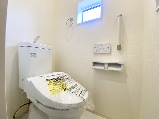 ～トイレ～トイレットペーパーのストックや、お掃除用品などをスッキリしまえる、収納付きのトイレ！生活感が出にくく、お客様にも気持ちよく使ってもらえますね♪