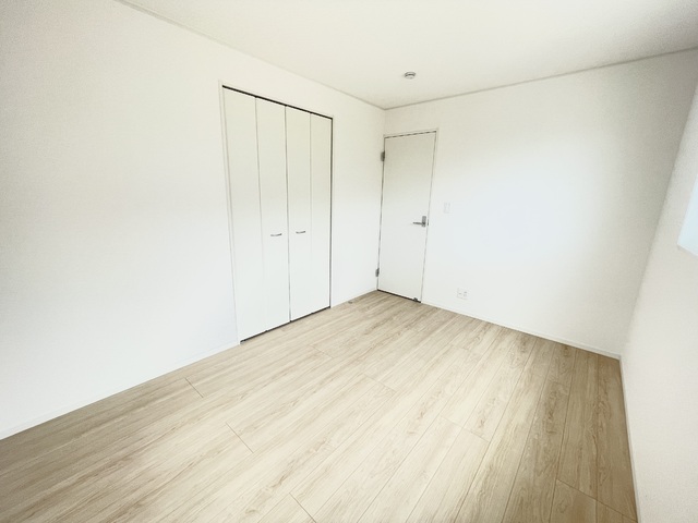 ～洋室～
居室は全てクローゼット付きなのでお部屋をさらに広く使うことができます。整理整頓でいつでもスッキリ！