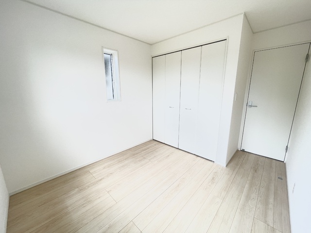 ～洋室～
居室は全てクローゼット付きなのでお部屋をさらに広く使うことができます。整理整頓でいつでもスッキリ！