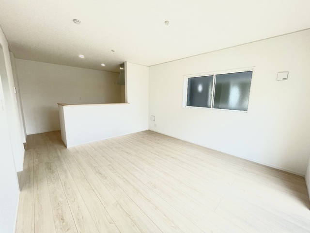 ～リビング～
縦に広い奥行あるLDKは光が差し込み明るく居心地の良い憩いの空間です。大切な家族団らんのひと時を♪
