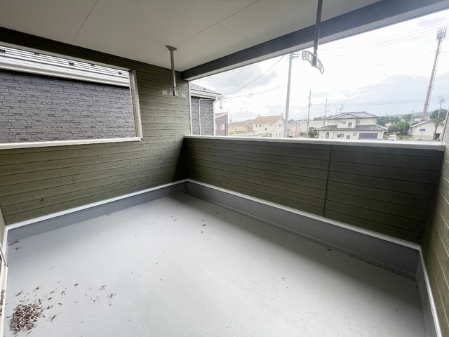 ～バルコニー～
インナーバルコニーなので突然の雨や雪でも屋根があるので安心！洗濯物も布団も干せる広々とした空間です。