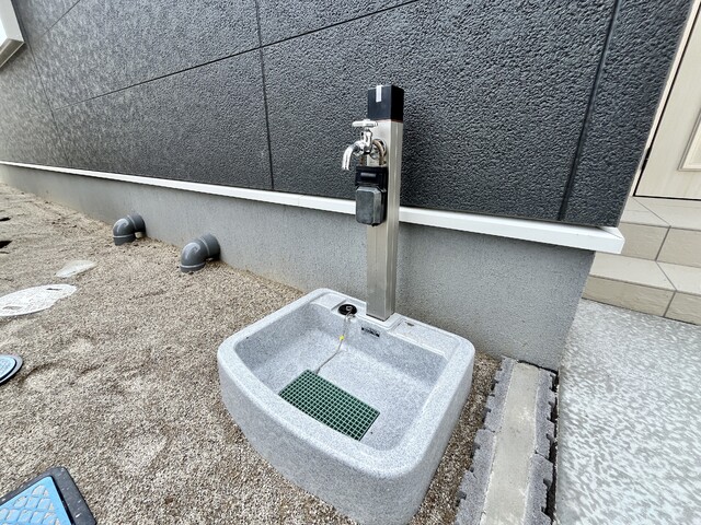 ～外水栓～
車の洗車や花の水やり、お子さまの水遊びにお使いいただけます！