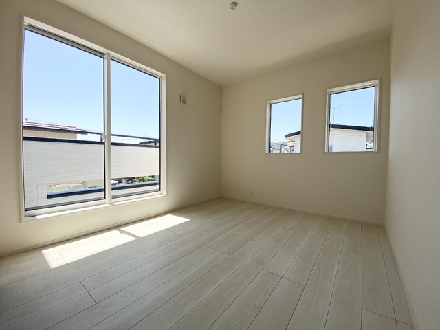 ～洋室～室内にいても、たっぷりの陽光と爽やかな風を感じられるお部屋です！バルコニー隣接で室内は明るく居心地が良いです♪