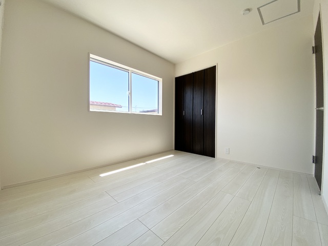 ～洋室～足元から木の温もりが優しく伝わってくるフローリングのお部屋です♪素足で歩いても心地よく、リラックスした時間を過ごせそうですね！