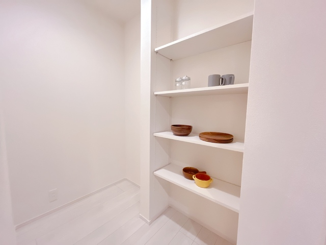 ～パントリー～米・乾物・缶詰・調味料・水や酒類など常温食品の保管庫として便利！災害時の非常食の置き場所としても◎！