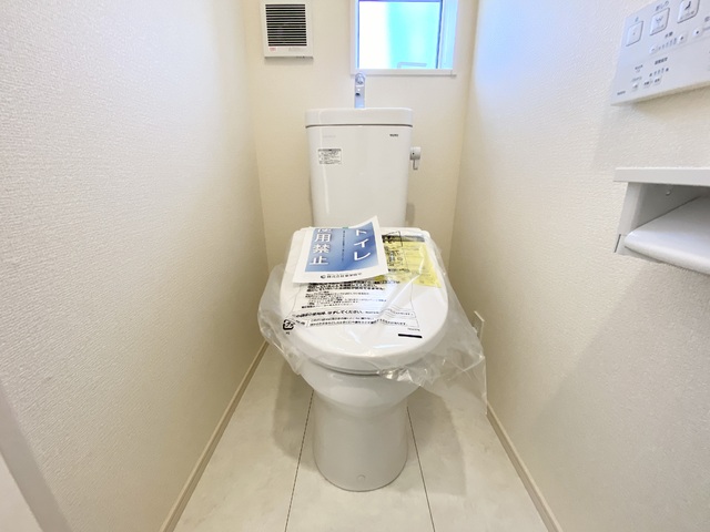 ～トイレ～トイレットペーパーのストックや、お掃除用品などをスッキリしまえる、収納付きのトイレ！生活感が出にくく、お客様にも気持ちよく使ってもらえますね♪