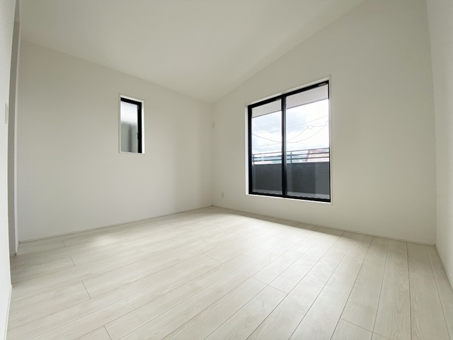 バルコニー隣接の洋室は日が差し込みとても明るい空間です。このお部屋にはウォークインクローゼットが付いています。