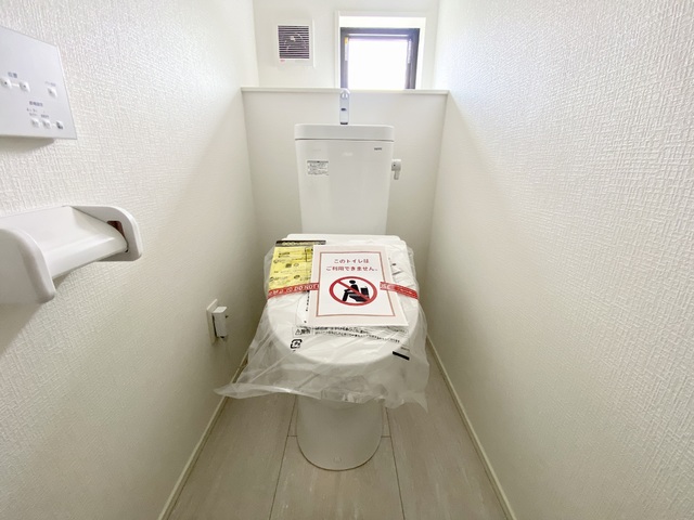 ～トイレ～
1・2階ともにウォシュレット付きのトイレを完備！室内には換気窓もあり清潔感をキープ出来そうです。