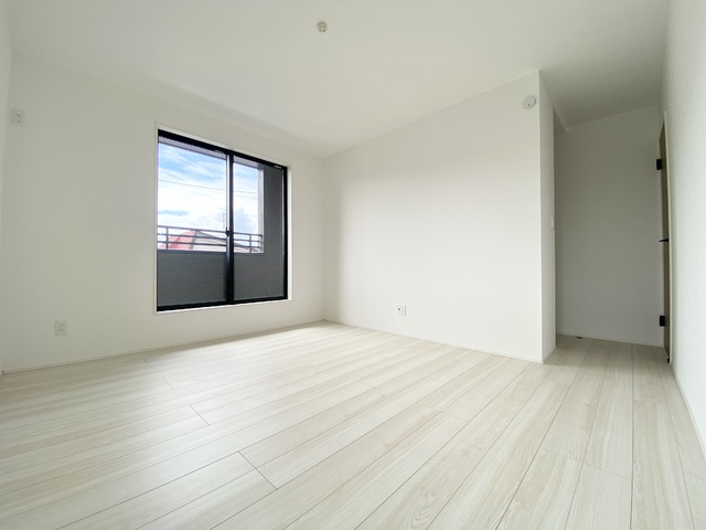 バルコニー隣接の洋室は日が差し込みとても明るい空間です。このお部屋にはウォークインクローゼットが付いています。