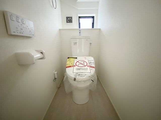 ～トイレ～
1・2階ともにウォシュレット付きのトイレを完備！室内には換気窓もあり清潔感をキープ出来そうです。
