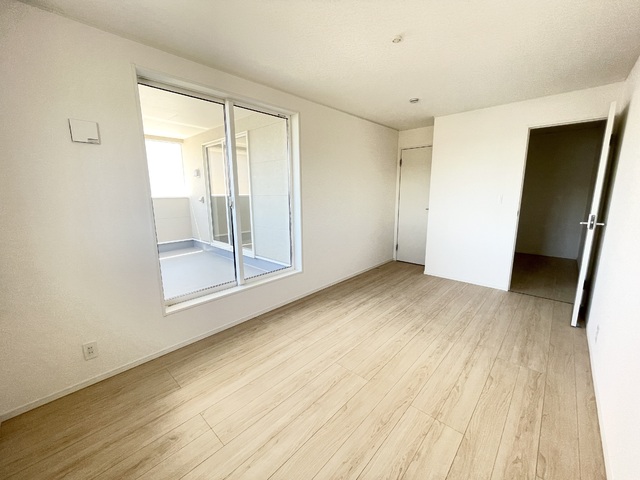 ～洋室～
主寝室におすすめの1番広い洋室です！バルコニー隣接で室内は明るく居心地が良いです♪