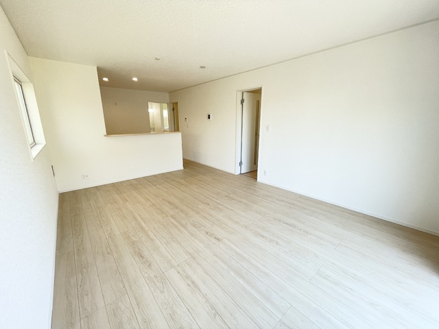 ～リビング～
縦に広い奥行あるLDKは光が差し込み明るく居心地の良い憩いの空間です。大切な家族団らんのひと時を♪
