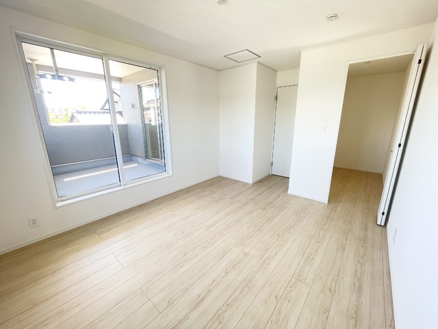 ～洋室～
主寝室におすすめの1番広い洋室です！バルコニー隣接で室内は明るく居心地が良いです♪