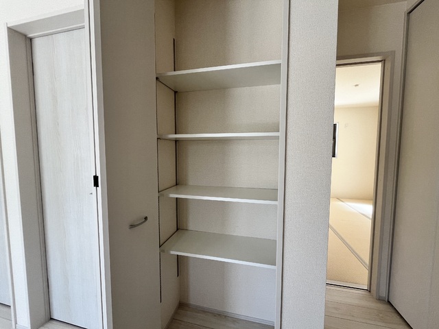 ～リビング収納～
掃除用具の収納にピッタリな奥行きあるクローゼット。
お客様が来た時など見せたくないものなどはここに収納してスッキリさせましょう！