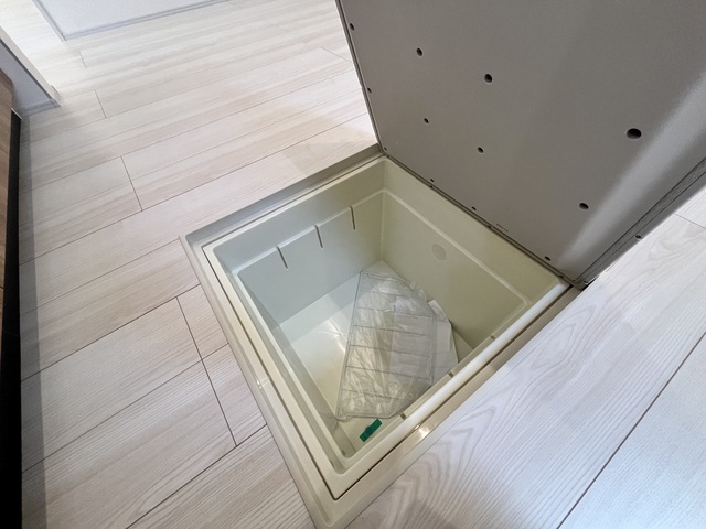 ～床下収納～
デッドスペースを有効活用した床下収納は缶詰・飲料水・非常食・日持ちする食料の保存に重宝しそうですね！
