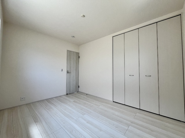 ～洋室～
お子さんの憧れ「自分だけの部屋」をプレゼントしてあげられますね！室内も明るく居心地も良い空間です。