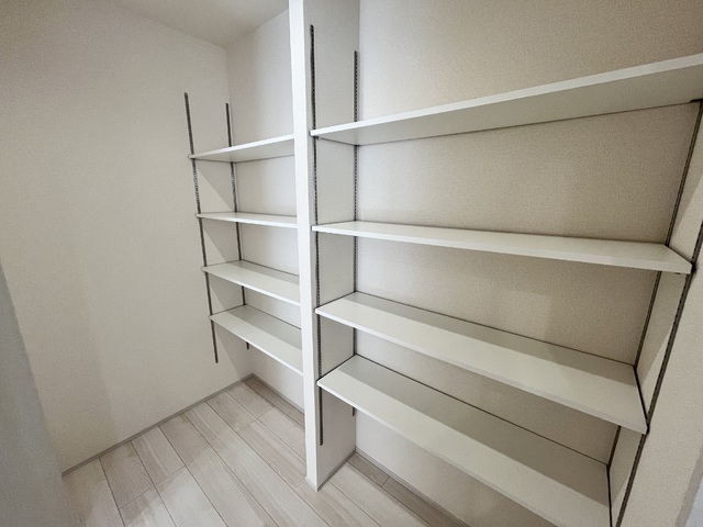 ～パントリー～
常温保存可能な食品や調味料・調理器具の収納に重宝！ 収納が増えるとキッチンをさらに広く使えますね♪