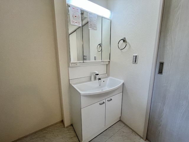 ～洗面～
鏡の裏に収納棚を確保した三面鏡を採用。くもり止め機能が付いたお手入れしやすい洗面化粧台。収納も豊富で散らかりがちな洗面台もスッキリ！