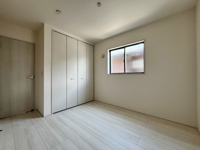 ～洋室～
2面採光の室内は日当たりと風通し良好です！大きな掃き出し窓がないので小さなお子様にも安心な設計です。