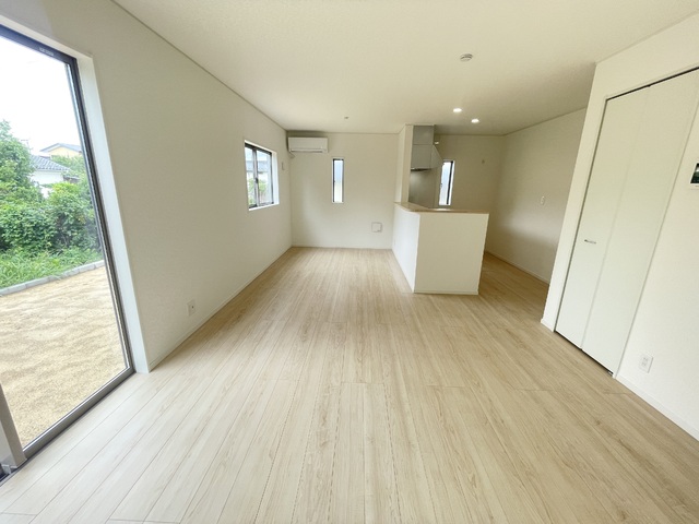 ～リビング～
横に広い奥行あるLDKは光が差し込み明るく居心地の良い憩いの空間です。大切な家族団らんのひと時を♪
