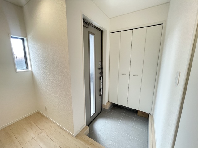 ～玄関～
シューズボックス完備の清潔感のある玄関。住まいの顔である玄関はいつでもキレイを保ちたいですよね！