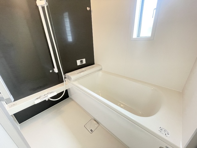 ～浴室～
窓つきで明るく換気もしやすい浴室。お手入れがしやすく家族みんなが使いやすい設計です。