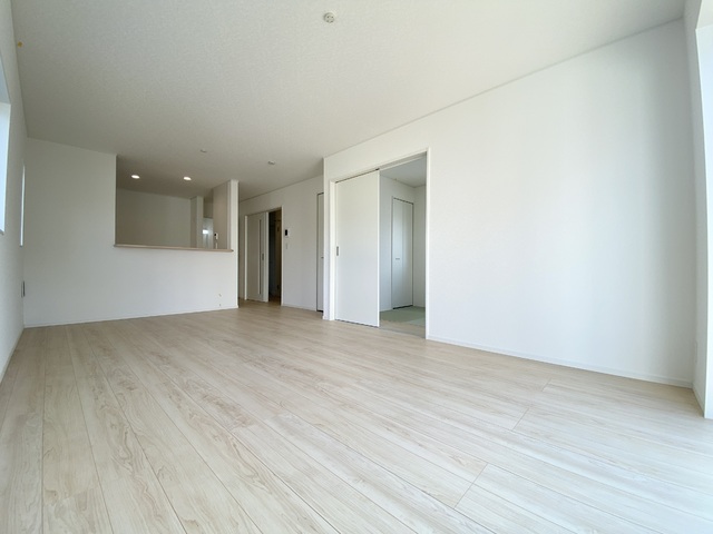 ～リビング～
縦に広い奥行あるLDKは光が差し込み明るく居心地の良い憩いの空間です。大切な家族団らんのひと時を♪
