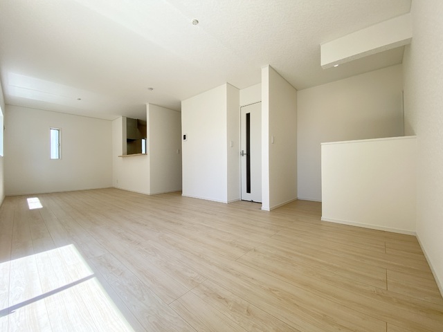 ～リビング～
横に広い奥行あるLDKは光が差し込み明るく居心地の良い憩いの空間です。大切な家族団らんのひと時を♪
