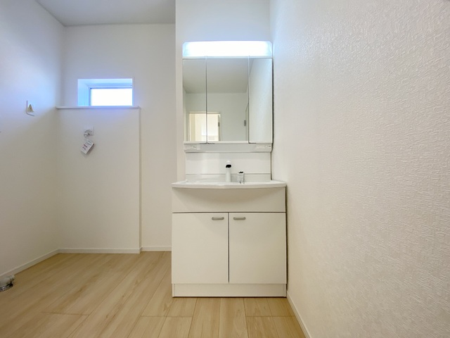 ～洗面～
使い勝手の良い三面鏡付き洗面台を設置した洗面脱衣室。換気ができるよう小窓も付いています。