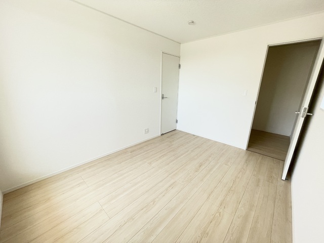 ～洋室～
居室は全てクローゼット付きなのでお部屋をさらに広く使うことができます。整理整頓でいつでもスッキリ！