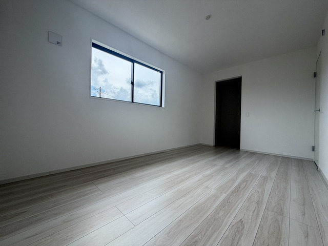 ～洋室～室内にいても、たっぷりの陽光と爽やかな風を感じられるお部屋です！ご家族と穏やかに過ごす、心地の良い時間が流れます♪