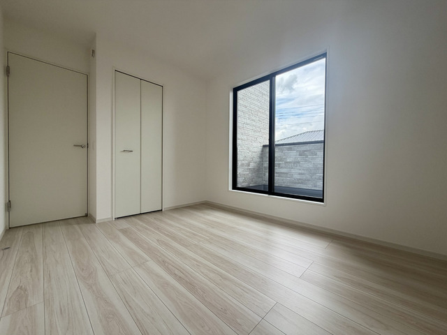 ～洋室～足元から木の温もりが優しく伝わってくるフローリングのお部屋です♪素足で歩いても心地よく、リラックスした時間を過ごせそうですね！