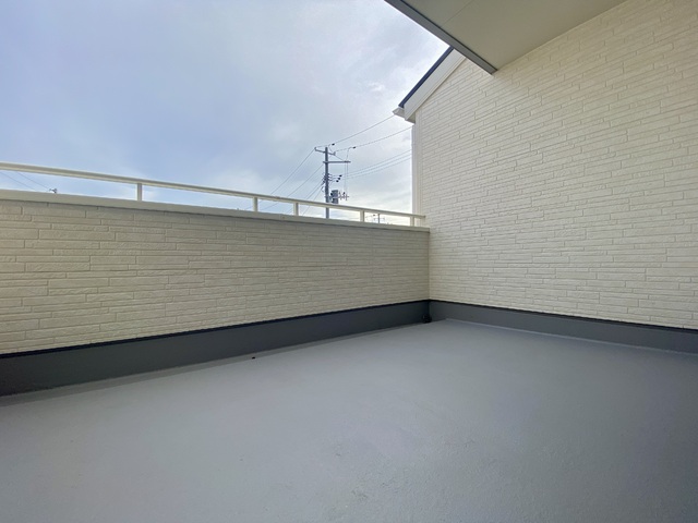 ～バルコニー～
屋根付きバルコニーなので突然の雨や雪も安心！椅子やテーブルを置いてちょっとしたプライベート空間にも♪