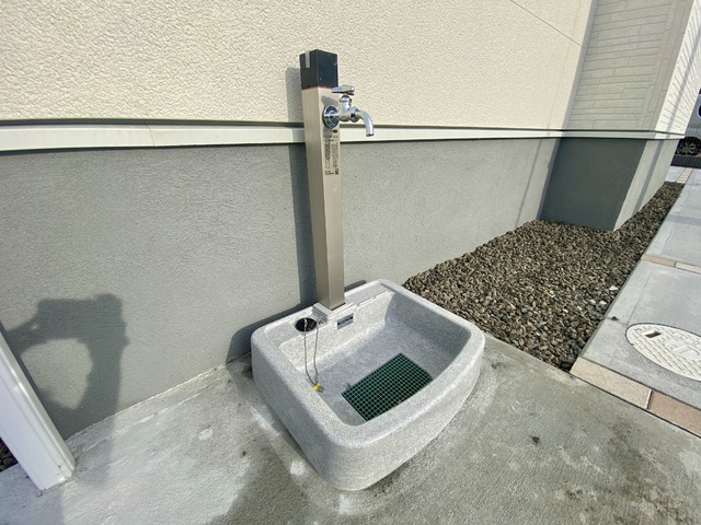 ～外水栓～
庭の植物への水やり、洗車、掃除、夏のプール遊び、ペットのシャワーなど様々なシーンで使うことができます。
