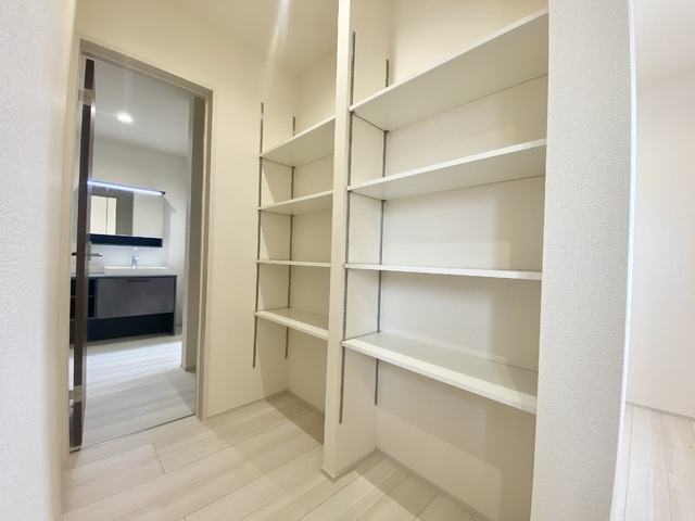 ～パントリー～
常温保存可能な食品や調味料・調理器具の収納に重宝！ 収納が増えるとキッチンをさらに広く使えますね♪