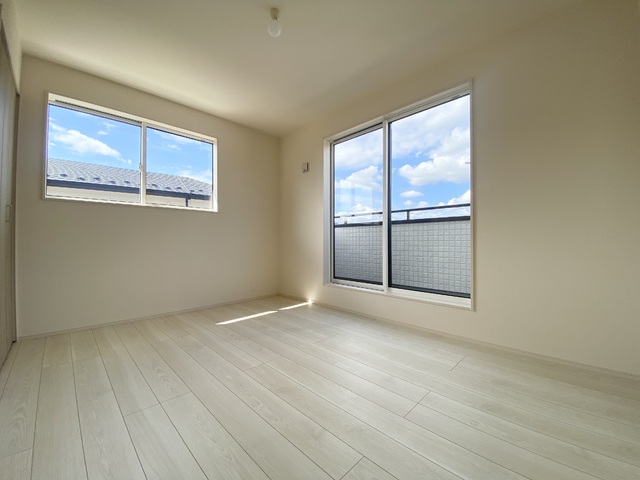～洋室～室内にいても、たっぷりの陽光と爽やかな風を感じられるお部屋です！ご家族と穏やかに過ごす、心地の良い時間が流れます♪