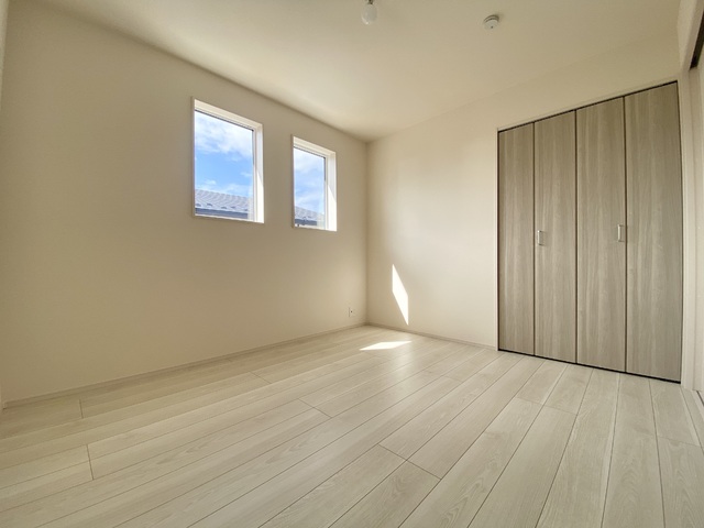 ～洋室～足元から木の温もりが優しく伝わってくるフローリングのお部屋です♪素足で歩いても心地よく、リラックスした時間を過ごせそうですね！