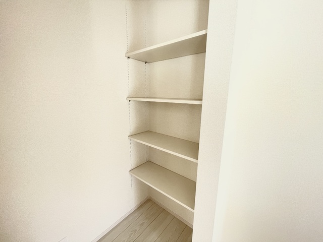 ～パントリー～常温保存可能な食品や調味料・調理器具の収納に重宝！ 収納が増えるとキッチンをさらに広く使えますね♪