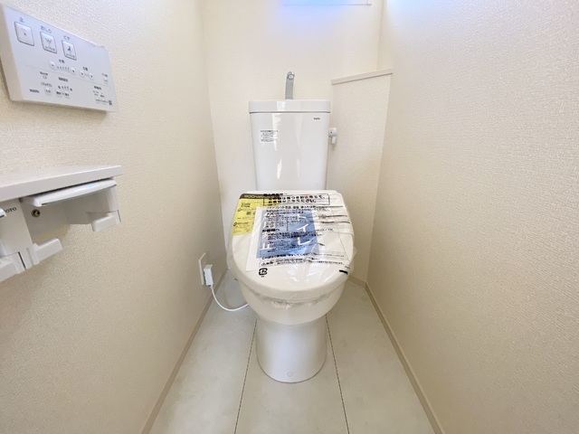 ～トイレ～トイレットペーパーのストックや、お掃除用品などをスッキリしまえる、広い収納付きのトイレ！生活感が出にくく、お客様にも気持ちよく使ってもらえますね♪