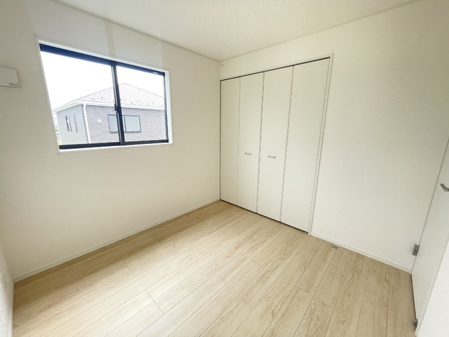 ～洋室～
白いクロスが明るさを演出してくれる洋室。この部屋にはウォークインクローゼットがあるので収納力もUP！